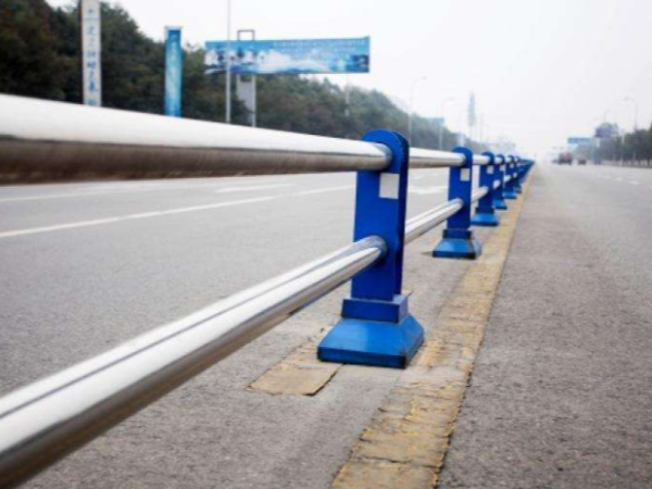 不銹鋼道路護欄多少錢一米？哪里的廠家比較好？