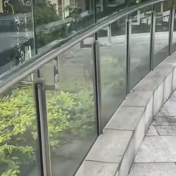 商場(chǎng)不銹鋼玻璃護(hù)欄