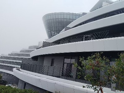 喜師傅不銹鋼護(hù)欄廠家案例：海濱建筑的安全美學(xué)擔(dān)當(dāng)