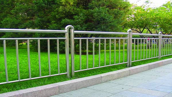 公園不銹鋼防護(hù)欄桿價格